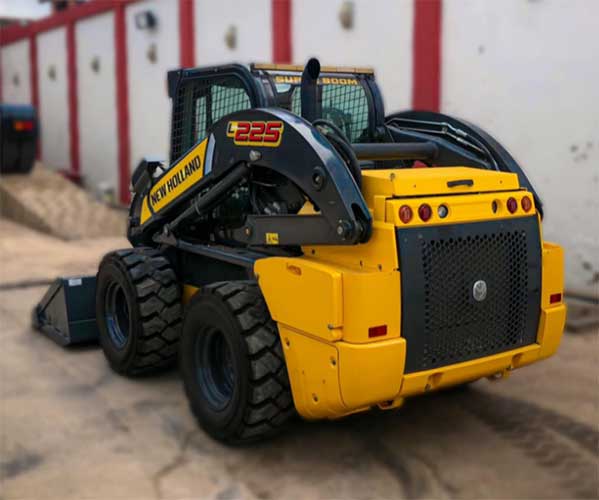 Minicargadora NEW HOLLAND L-225